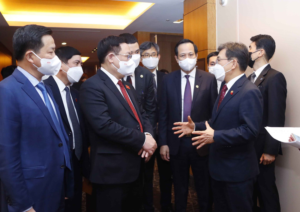 Chủ tịch Quốc hội Vương Đình Huệ trao đổi với đại biểu tại Lễ ký. (Ảnh: Doãn Tấn/TTXVN)