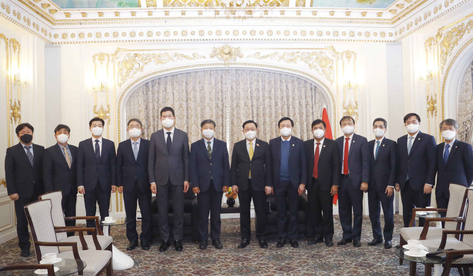 Chủ tịch Quốc hội Vương Đình Huệ tiếp Tổng Giám đốc điều hành Tập đoàn GS Engineering &amp; Construction Lim Byeong Yong. (Ảnh: Doãn Tấn/TTXVN)