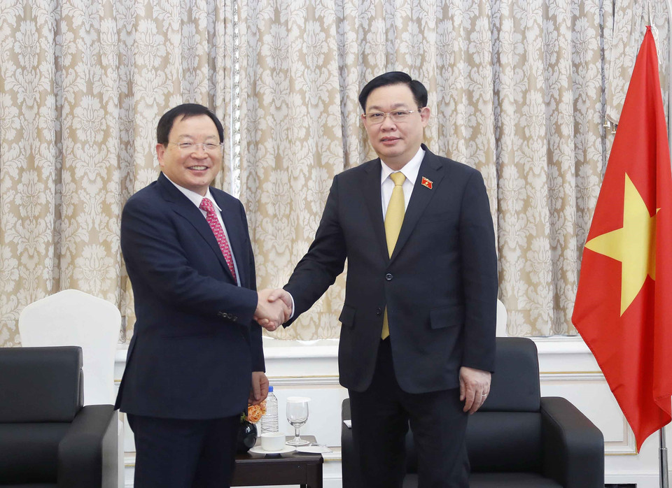 Chủ tịch Quốc hội Vương Đình Huệ tiếp lãnh đạo Công ty Dongwon System. (Ảnh: Doãn Tấn/TTXVN)