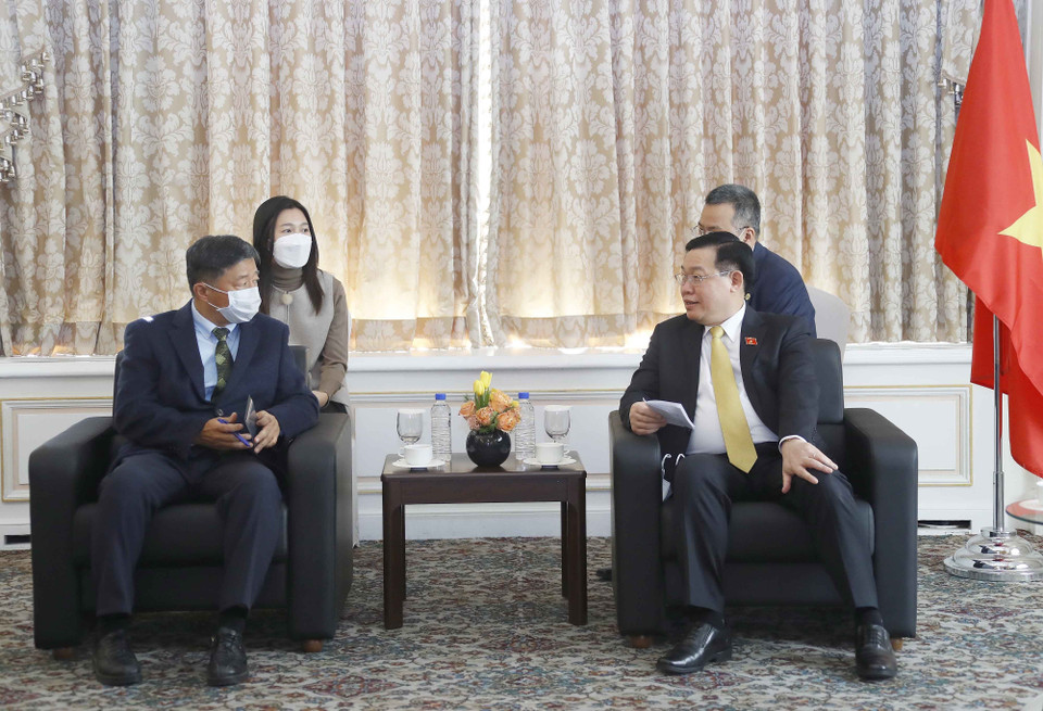 Chủ tịch Quốc hội Vương Đình Huệ tiếp Tổng Giám đốc điều hành Tập đoàn GS Engineering &amp; Construction Lim Byeong Yong. (Ảnh: Doãn Tấn/TTXVN)