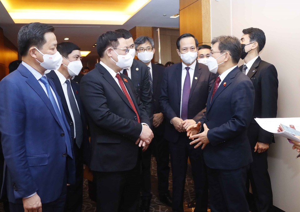 Chủ tịch Quốc hội Vương Đình Huệ trao đổi với đại biểu tại Lễ ký. (Ảnh: Doãn Tấn/TTXVN)