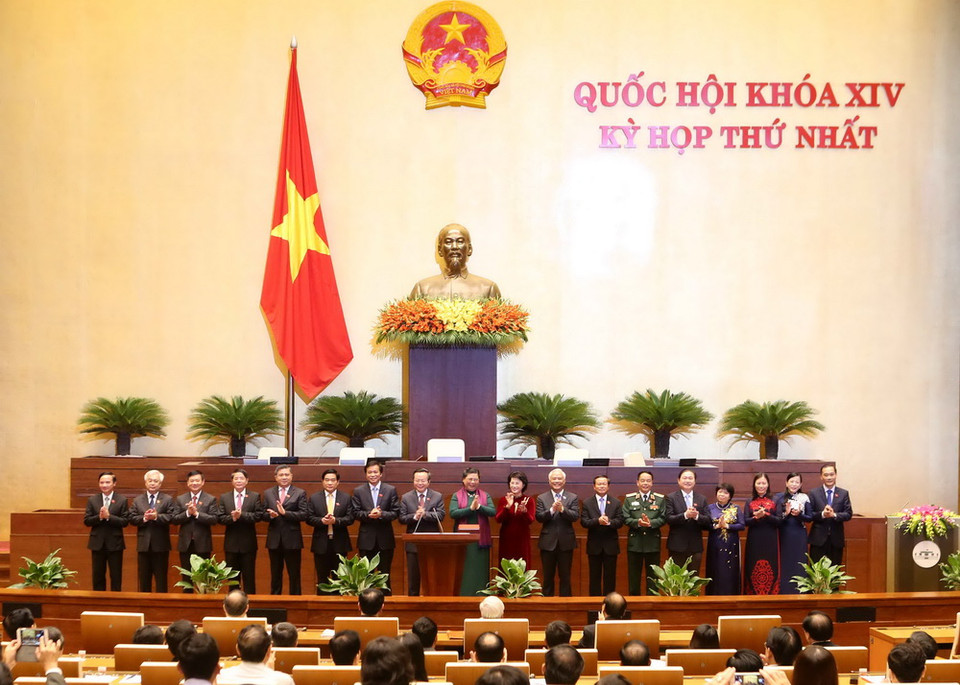 Các Ủy viên Ủy ban Thường vụ Quốc hội khóa XIV ra mắt. (Ảnh: Trọng Đức/TTXVN)