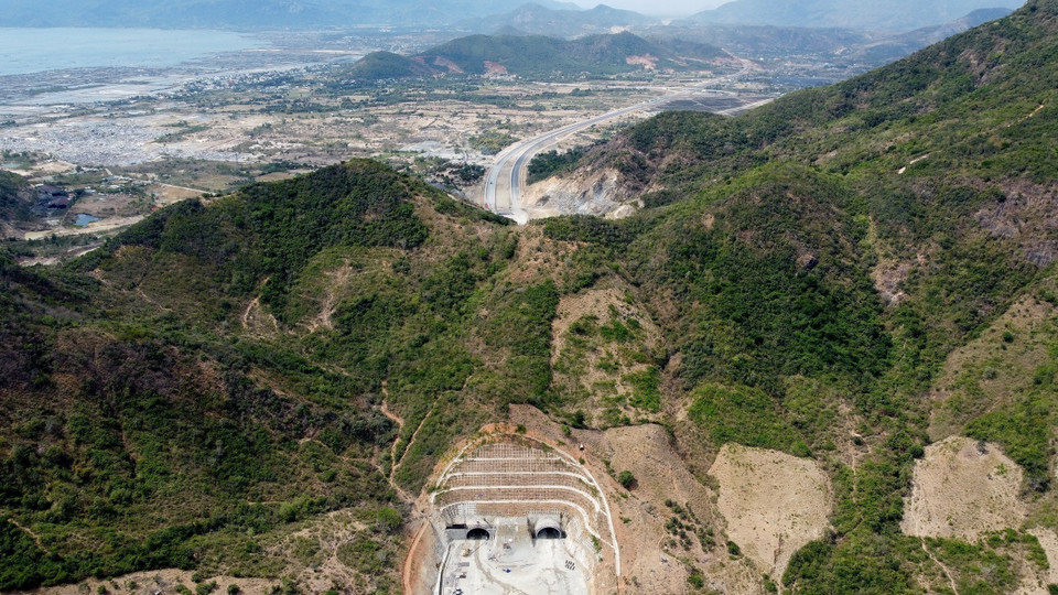 Hầm xuyên núi Dốc Sạn tuyến cao tốc Cam Lâm-Nha Trang nhìn từ trên cao. (Ảnh: Huy Hùng/TTXVN)