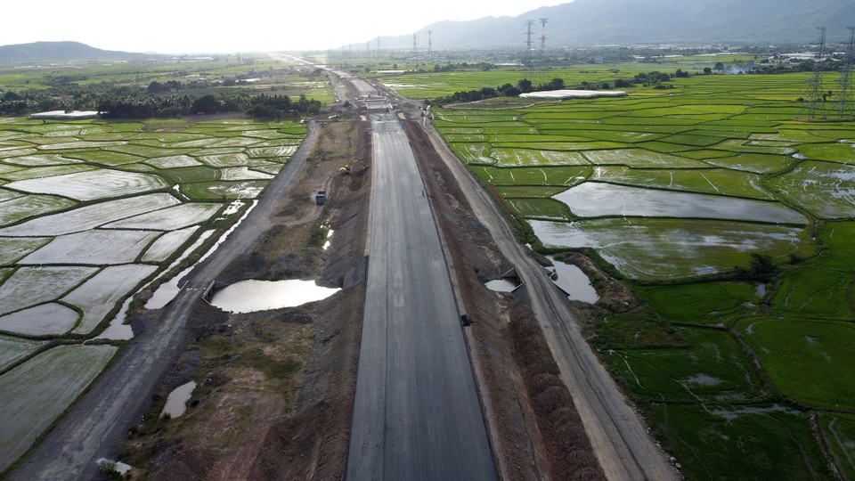 Dự án cao tốc đoạn Vĩnh Hảo-Phan Thiết, các phương tiện được khai thác tuyến đường từ đầu nút giao Vĩnh Hảo kết nối với dự án thành phần đoạn Phan Thiết-Dầu Giây đi Thành phố Hồ Chí Minh. (Ảnh: Huy Hùng/TTXVN)