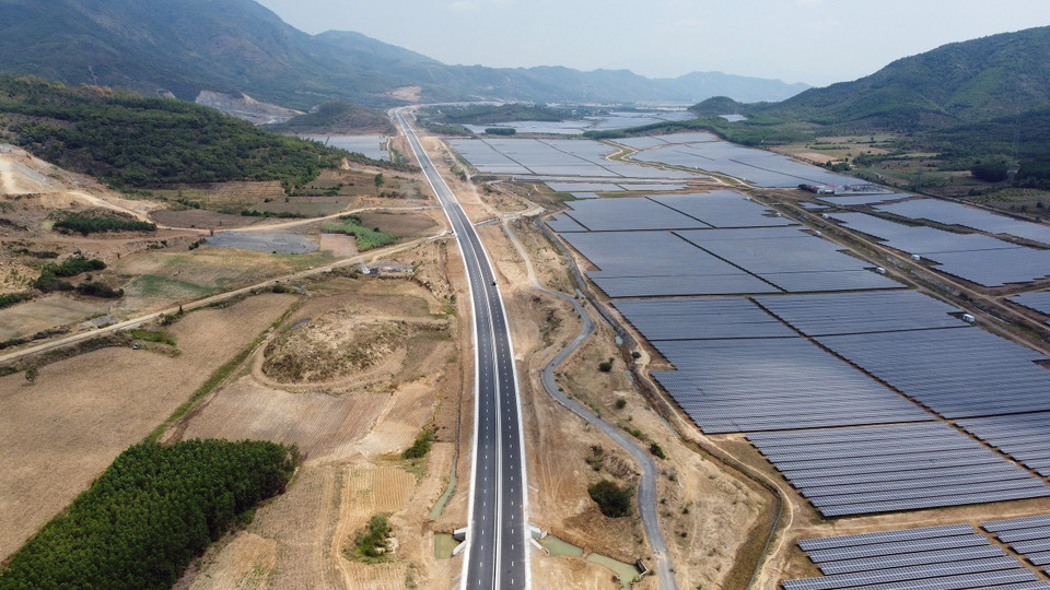 Đoạn km 39 trên tuyến cao tốc Nha Trang-Cam Lâm đi qua "cánh đồng" điện mặt trời thuộc địa bàn huyện Cam Lâm. (Ảnh: Huy Hùng/TTXVN)