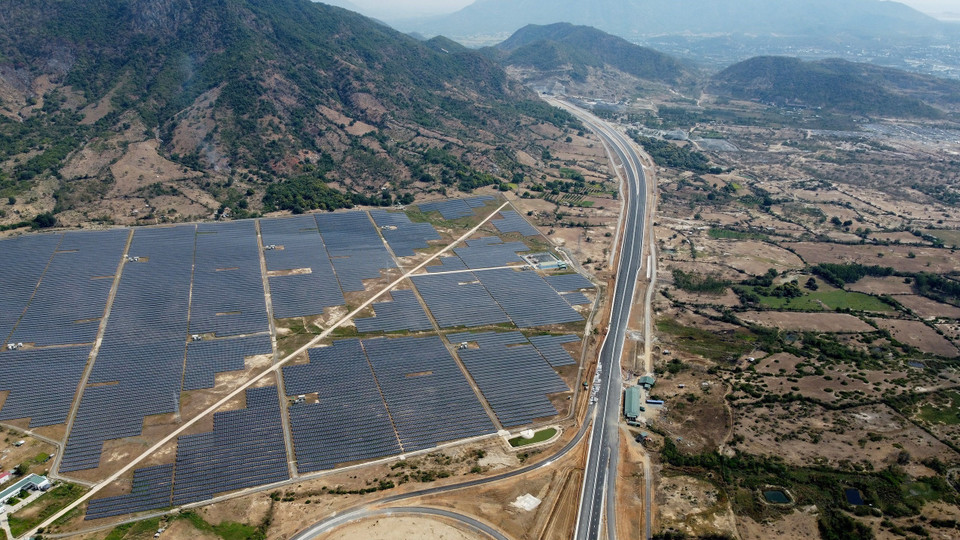 Tuyến cao tốc Bắc-Nam đoạn Nha Trang-Cam Lâm được đưa vào khai thác sớm 3 tháng so với kế hoạch. (Ảnh: Huy Hùng/TTXVN)