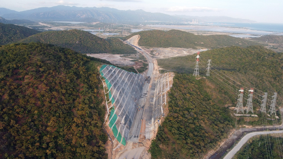 Tuyến Vĩnh Hảo-Phan Thiết dài hơn 100km đi qua tỉnh Bình Thuận có tổng mức đầu tư gần 11.000 tỷ đồng từ vốn đầu tư công gồm 2 giai đoạn. Trong giai đoạn 1 đầu tư với quy mô 4 làn xe, giai đoạn 2 đầu tư mở rộng thành 6 làn xe. (Ảnh: Huy Hùng/TTXVN)