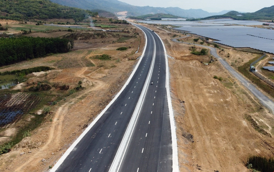 Dự án đường cao tốc Bắc-Nam đoạn Nha Trang-Cam Lâm (tỉnh Khánh Hòa) có quy mô tiêu chuẩn giai đoạn hoàn chỉnh thiết kế là đường cao tốc 120km/h, gồm 6 làn xe rộng hơn 32m. (Ảnh: Huy Hùng/TTXVN)
