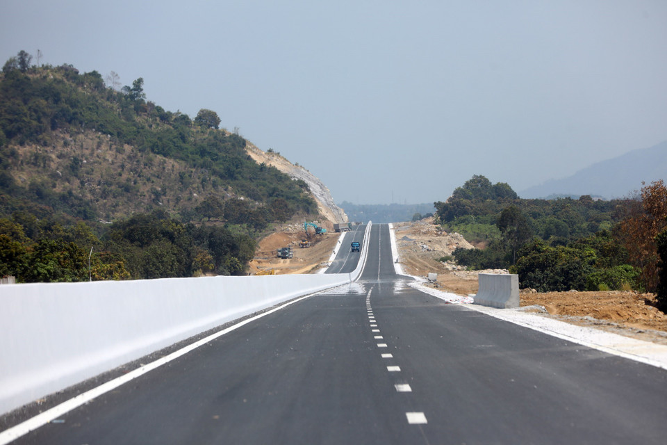 Tuyến cao tốc Vĩnh Hảo-Phan Thiết có mặt cắt ngang 4 làn xe lưu thông 2 chiều, trên tuyến bố trí các vị trí (dải) dừng xe khẩn cấp với khoảng cách 4-5km/điểm trên cùng một chiều xe chạy. (Ảnh: Huy Hùng/TTXVN)