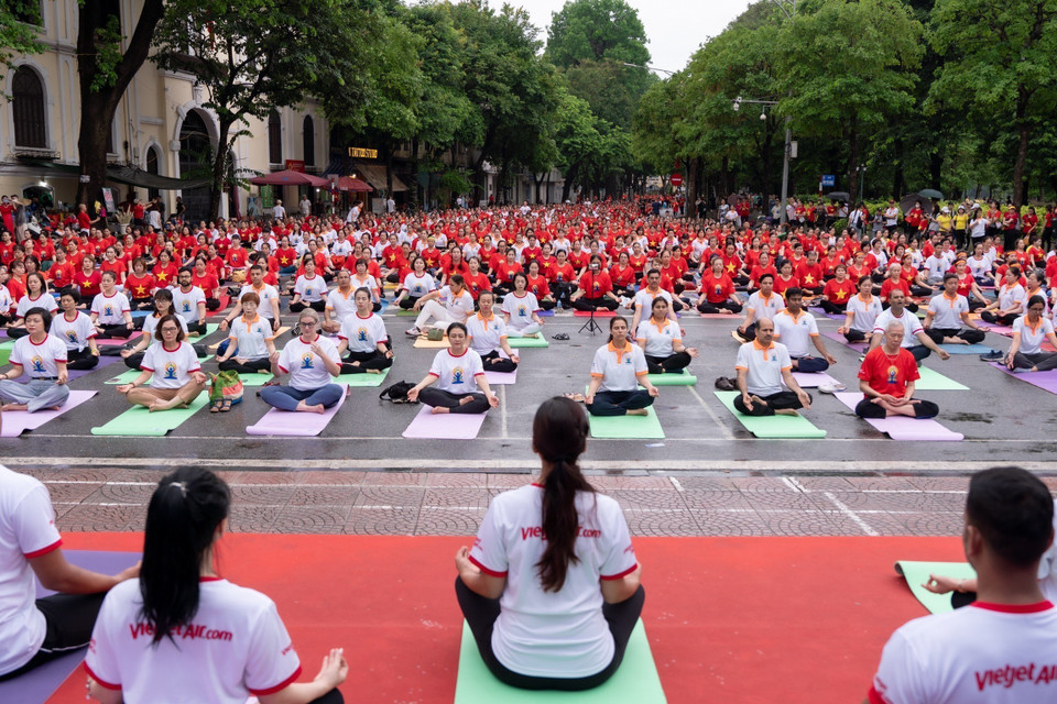 Các yogis (người tập yoga) ở Hà Nội thực hiện màn đồng diễn giao thức yoga phổ biến. (Ảnh: TTXVN phát)