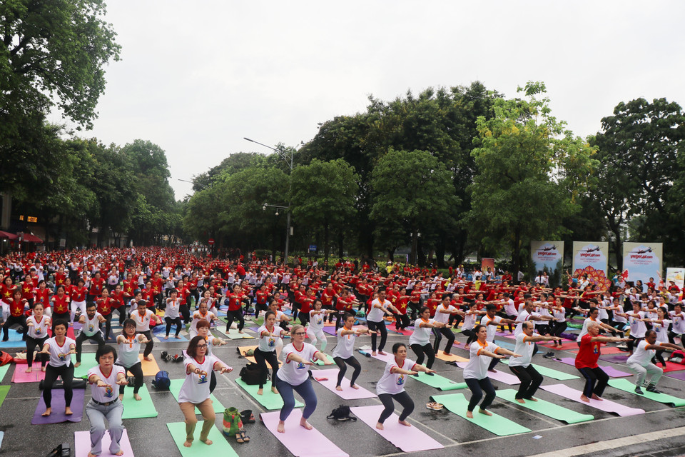 Biểu diễn Yoga tại khu vực phố đi bộ Hồ Hoàn Kiếm sáng 18/6. (Ảnh: TTXVN phát)