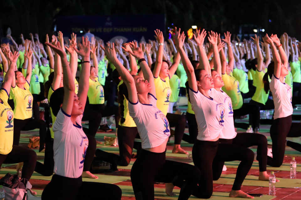 Yogis đồng diễn tại chương trình ở Đà Nẵng. (Ảnh: Trần Lê Lâm/TTXVN)