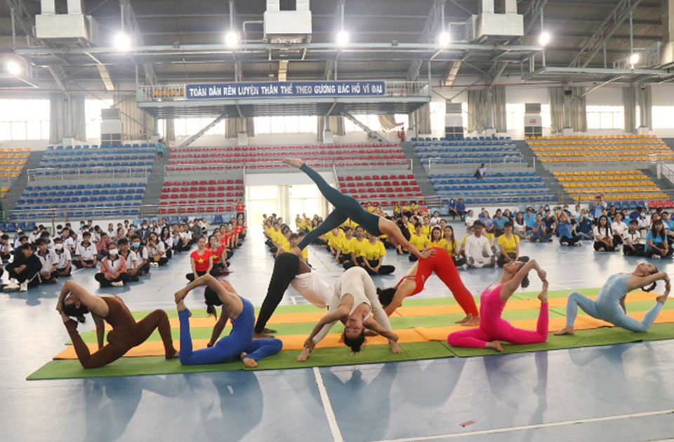 Các tiết mục biểu diễn tại Ngày Quốc tế Yoga lần thứ 9 ở Bạc Liêu. (Ảnh: Chanh Đa/TTXVN)