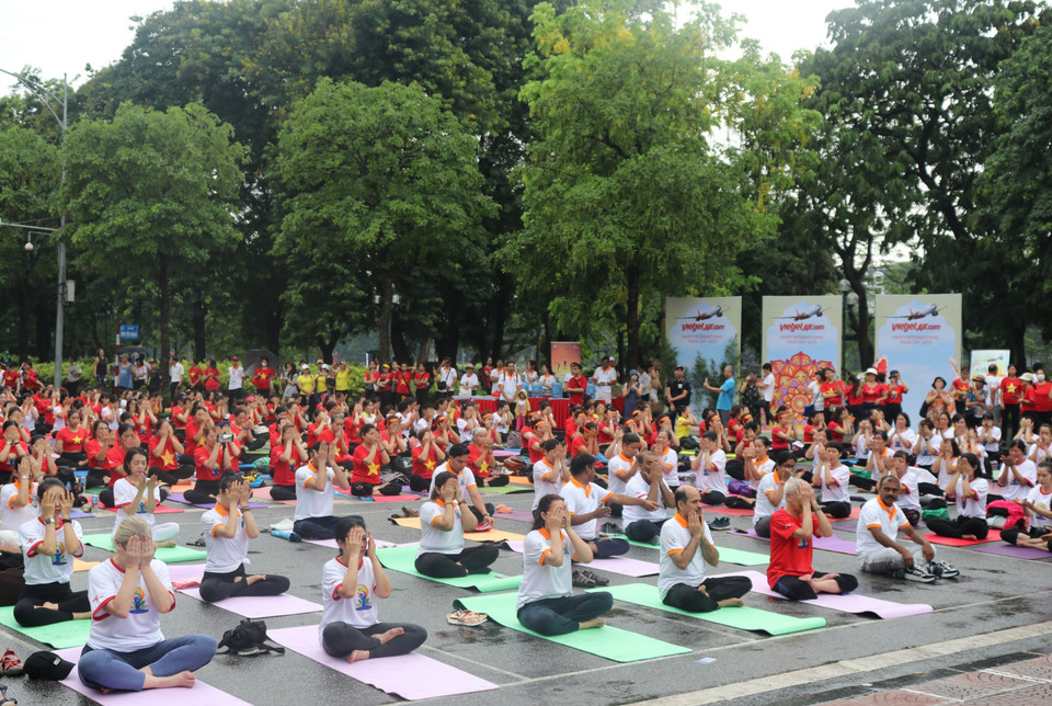 Các động tác Yoga biểu diễn tại Khu vực phố đi bộ Hồ Hoàn Kiếm sáng 18/6. 