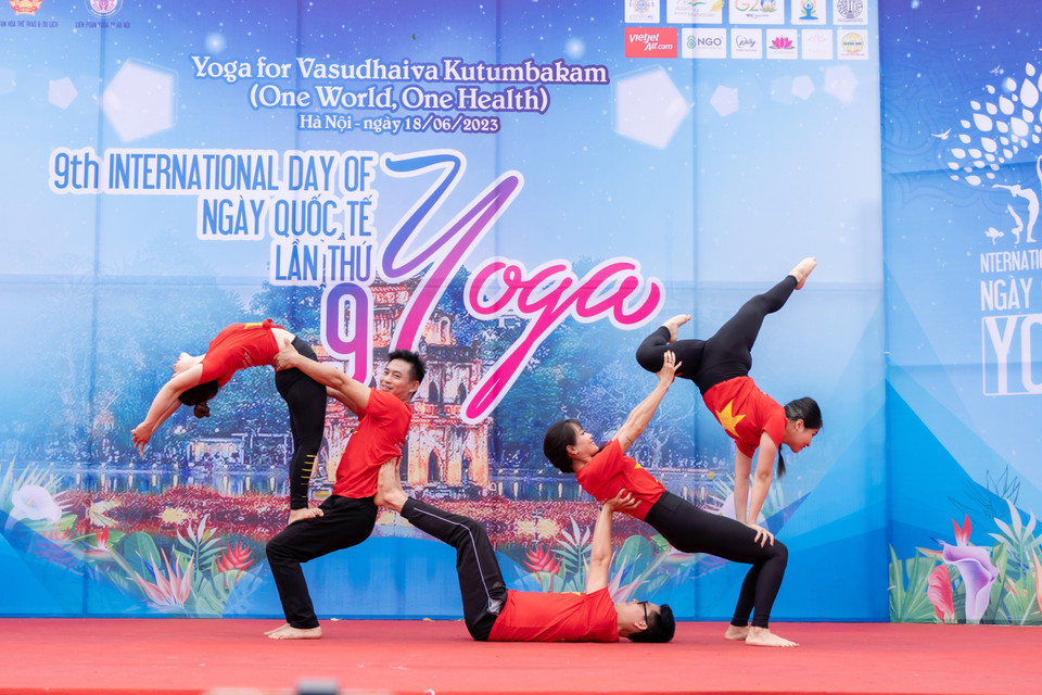 Màn trình diễn yoga tại chương trình Ngày Quốc tế Yoga tại khu vực Tượng đài Cảm tử (quận Hoàn Kiếm, Hà Nội). (Ảnh: TTXVN phát)