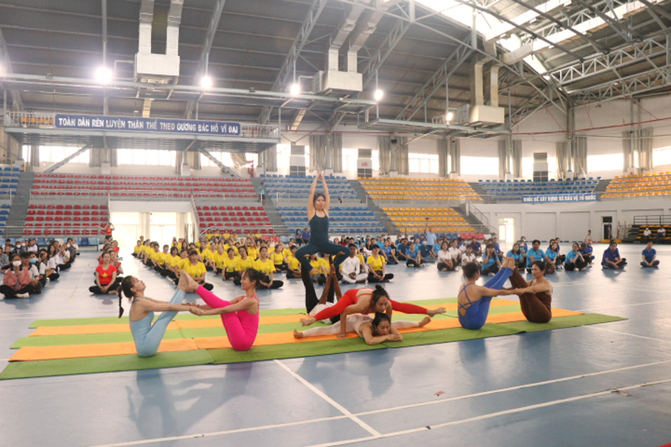 Các yogis biểu diễn tại Ngày Quốc tế Yoga lần thứ 9 ở Bạc Liêu. (Ảnh: Chanh Đa/TTXVN)