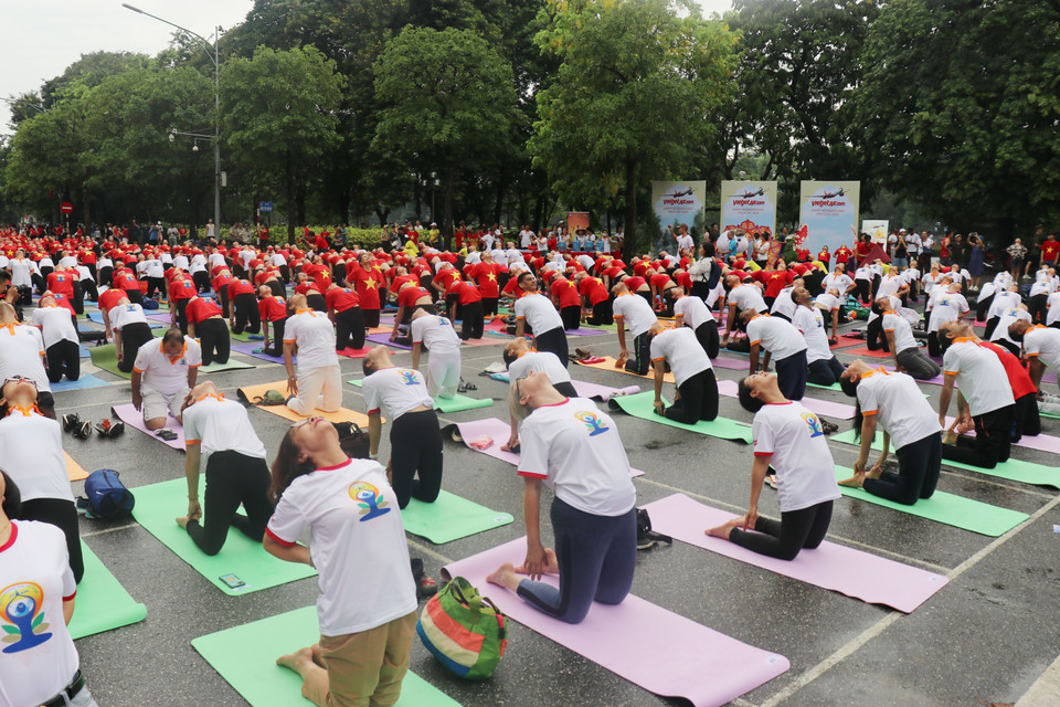 Đồng diễn Yoga tại khu vực phố đi bộ Hồ Hoàn Kiếm sáng 18/6. (Ảnh: TTXVN phát)