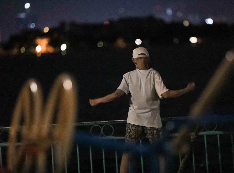 Người dân tập thể dục quanh hồ Tây từ rất sớm để tránh lực lượng chức năng (ảnh chụp lúc 4h17 phút). (Ảnh: Thanh Tùng/TTXVN)