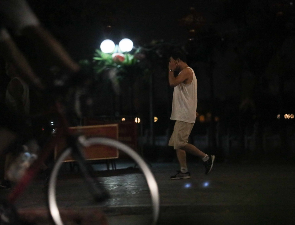 Người dân đạp xe trên đường Thanh Niên từ sớm để tránh lực lượng chức năng (ảnh chụp lúc 4h31 phút). (Ảnh: Thanh Tùng/TTXVN)