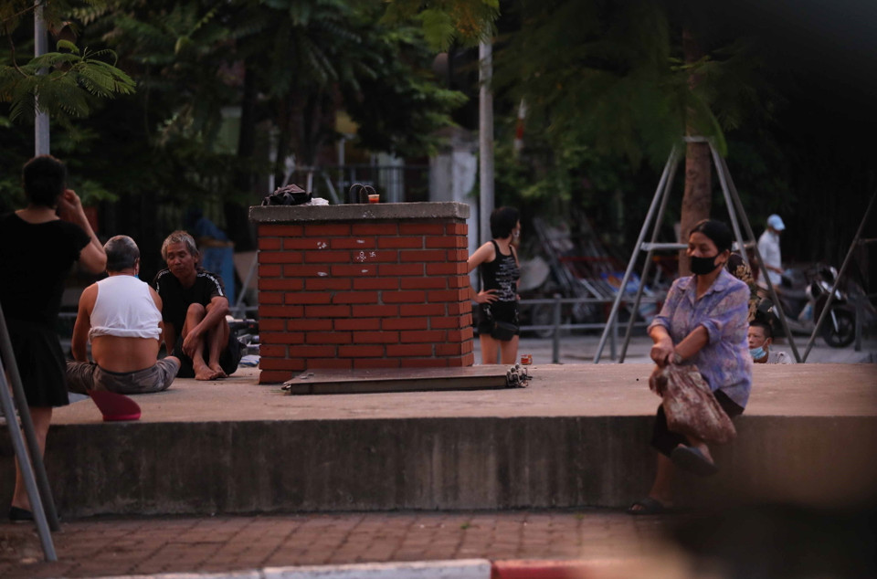 Người dân vẫn ra đường trong trường hợp không cần thiết (ảnh chụp lúc 5h29 phút tại ngã tư Đại Cồ Việt - Giải Phóng). (Ảnh: Thanh Tùng/TTXVN)