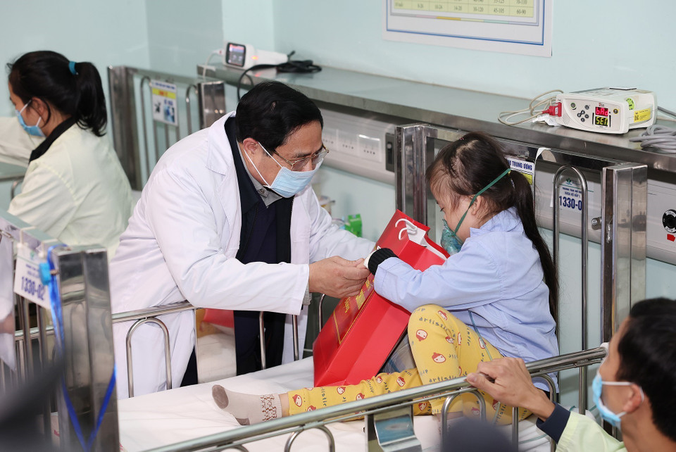 Thủ tướng Phạm Minh Chính tặng quà, chúc Tết bệnh nhân đang điều trị tại Bệnh viện Nhi Trung ương. (Ảnh: Dương Giang/TTXVN)