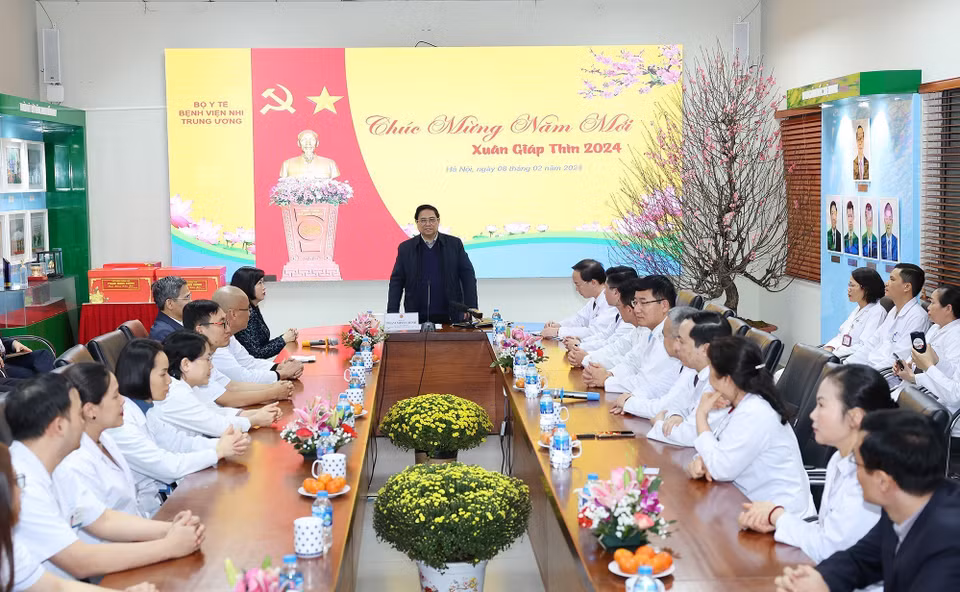Thủ tướng Phạm Minh Chính giao nhiệm vụ cho cán bộ, nhân viên y tế Bệnh viện Nhi Trung ương. (Ảnh: Dương Giang/TTXVN)