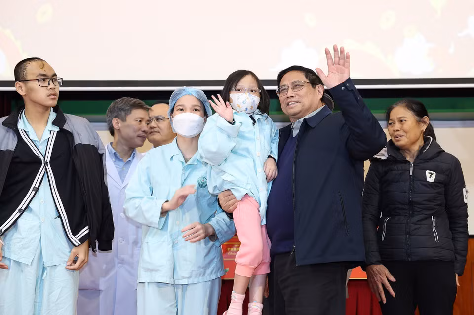 Thủ tướng Phạm Minh Chính chúc Tết bệnh nhân đang điều trị tại Bệnh viện Hữu nghị Việt Đức. (Ảnh: Dương Giang/TTXVN)