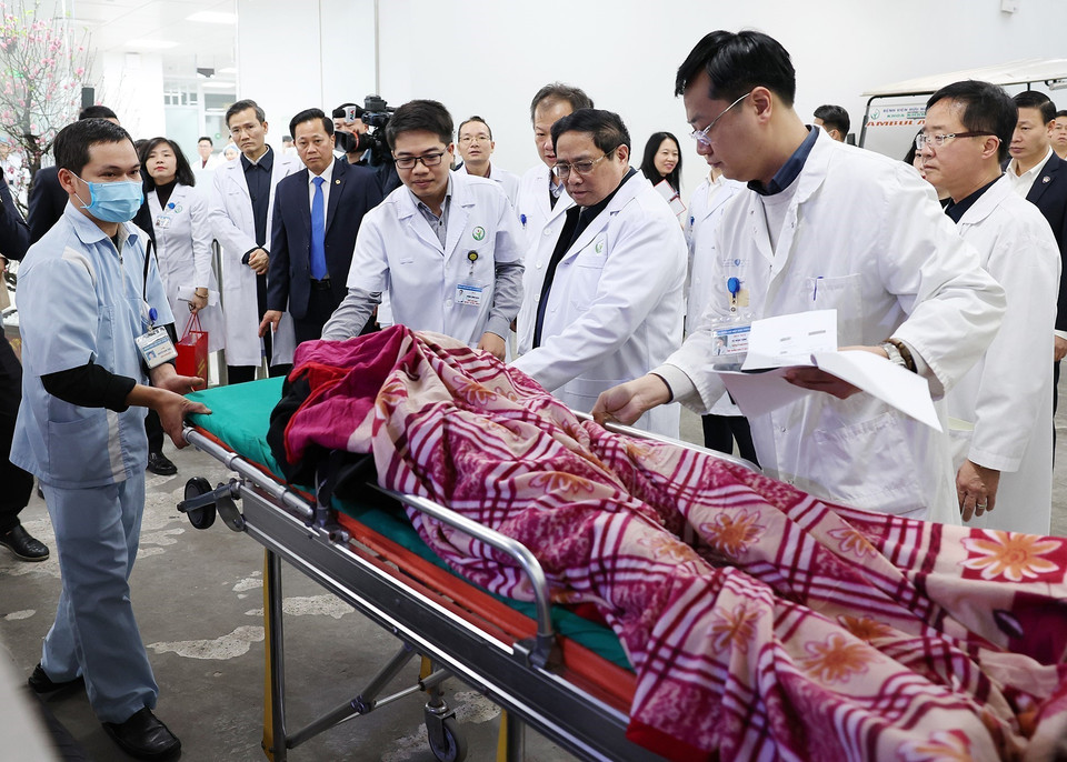 Thủ tướng Phạm Minh Chính kiểm tra công tác thu dung bệnh nhân tại Bệnh viện Hữu nghị Việt Đức. (Ảnh: Dương Giang/TTXVN)