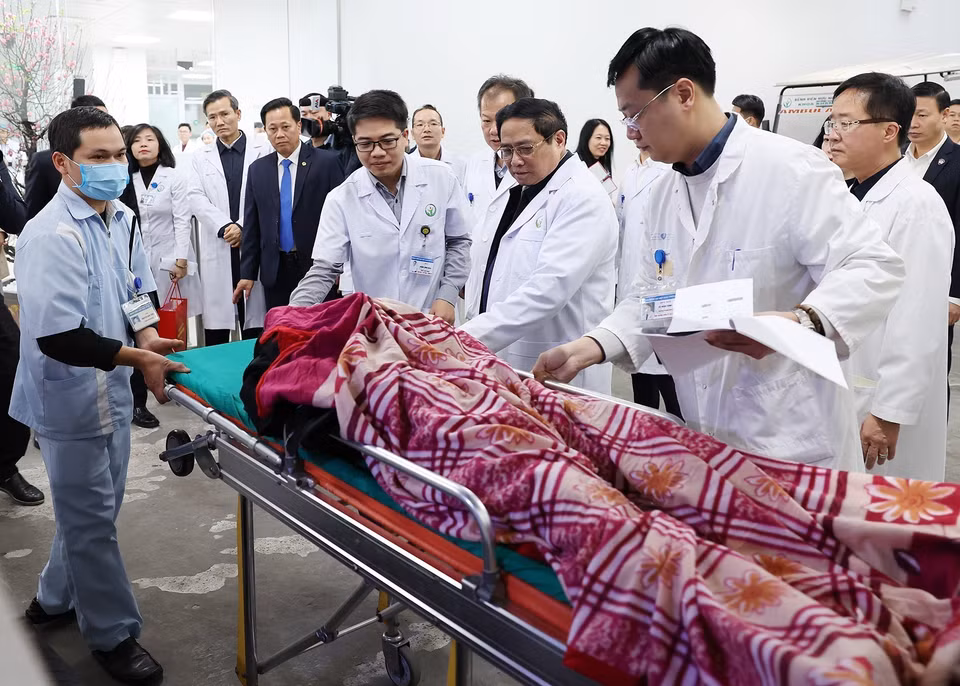 Thủ tướng Phạm Minh Chính kiểm tra công tác thu dung bệnh nhân tại Bệnh viện Hữu nghị Việt Đức. (Ảnh: Dương Giang/TTXVN)