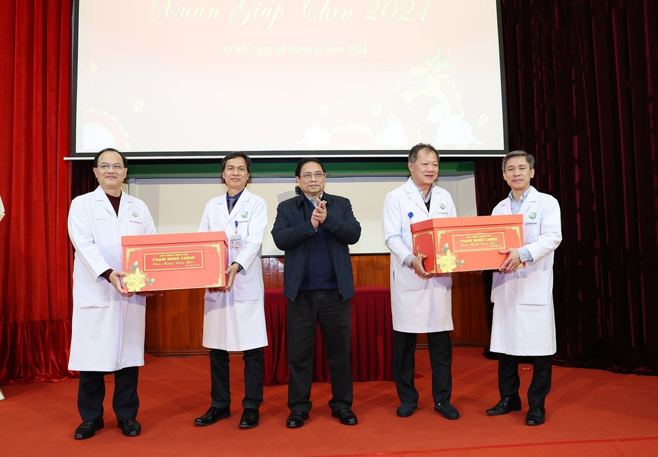 Thủ tướng Phạm Minh Chính chúc Tết cán bộ, nhân viên y tế Bệnh viện Hữu nghị Việt Đức. (Ảnh: Dương Giang/TTXVN)