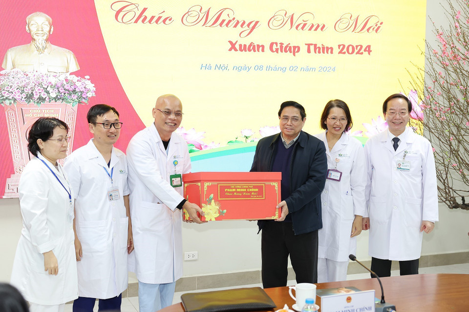 Thủ tướng Phạm Minh Chính chúc Tết cán bộ, nhân viên y tế Bệnh viện Nhi Trung ương. (Ảnh: Dương Giang/TTXVN)