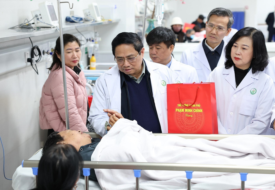 Thủ tướng Phạm Minh Chính tặng quà, động viên bệnh nhân đang điều trị tại Bệnh viện Hữu nghị Việt Đức. (Ảnh: Dương Giang/TTXVN)