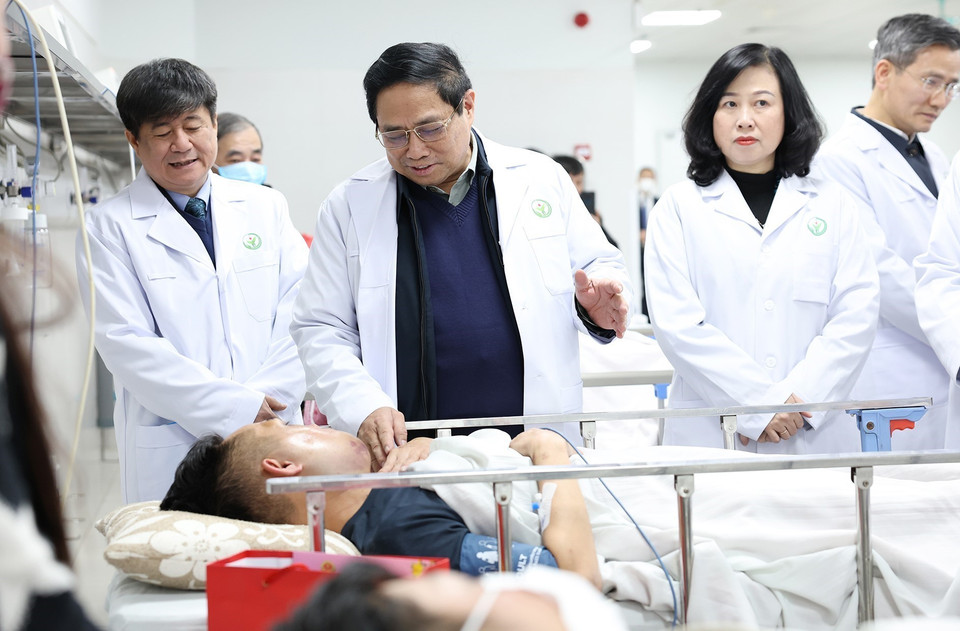 Thủ tướng Phạm Minh Chính động viên bệnh nhân đang điều trị tại Bệnh viện Hữu nghị Việt Đức. (Ảnh: Dương Giang/TTXVN)