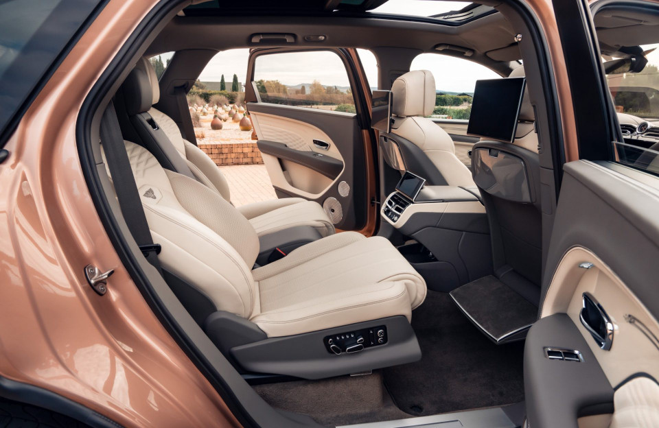 Ghế Airline Seat được trang bị tính năng điều chỉnh chỗ để chân và đặt bàn chân cho phép khách hàng luôn ở trong tư thế ngồi thoải mái nhất. Ngoài ra, gói trang bị còn có khả năng điều chỉnh đệm và tựa lưng, thay đổi độ cao tựa đầu bằng điện, mở rộng chỗ để chân có thể tối đa về hàng ghế phía trước... (Ảnh nguồn: Bentley)