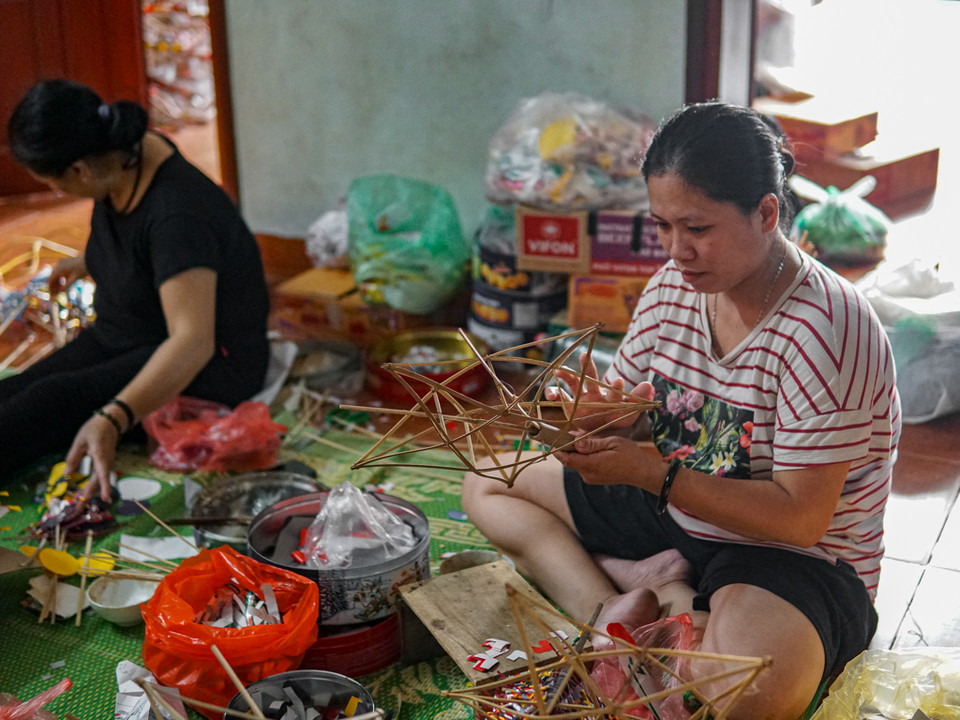 Chị Nguyễn Thị Ánh, con gái bà Tuyến cũng nối nghiệp làm đồ chơi Trung Thu truyền thống của mẹ từ nhỏ. (Ảnh: PV/Vietnam+)