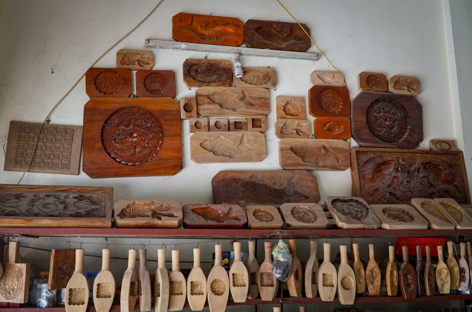 Khu vực làm việc của ông Bản treo hàng trăm mẫu khuôn bánh Trung Thu với đủ hình thù khác nhau. (Ảnh: Minh Hiếu/Vietnam+)