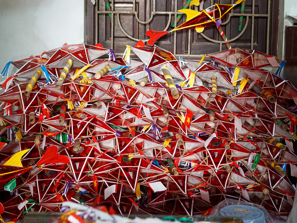 Mỗi mùa Trung Thu gia đình bà Tuyến làm được khoảng 500-700 chiếc đèn các loại từ đèn ông sao, đèn con cá, đèn con thỏ, đèn con tôm... (Ảnh: PV/Vietnam+)