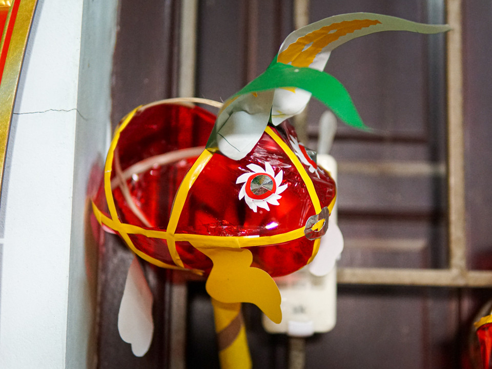 Thời gian để hoàn thiện 1 chiếc đèn khá lâu, nắn nót từng chi tiết nhưng mỗi thành phẩm bán ra chỉ từ 30.000-40.000 đồng. (Ảnh: PV/Vietnam+)