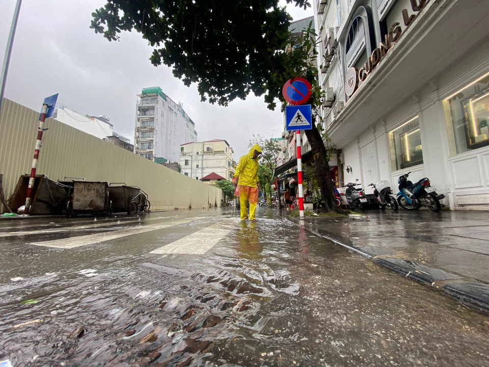 Theo dự báo, khu vực Thành phố Hà Nội từ hôm nay đến ngày mai tiếp tục có mưa to kèm gió giật mạnh với lượng mưa phổ biến từ 70-150mm, có nơi trên 150mm. (Ảnh: PV/Vietnam+)