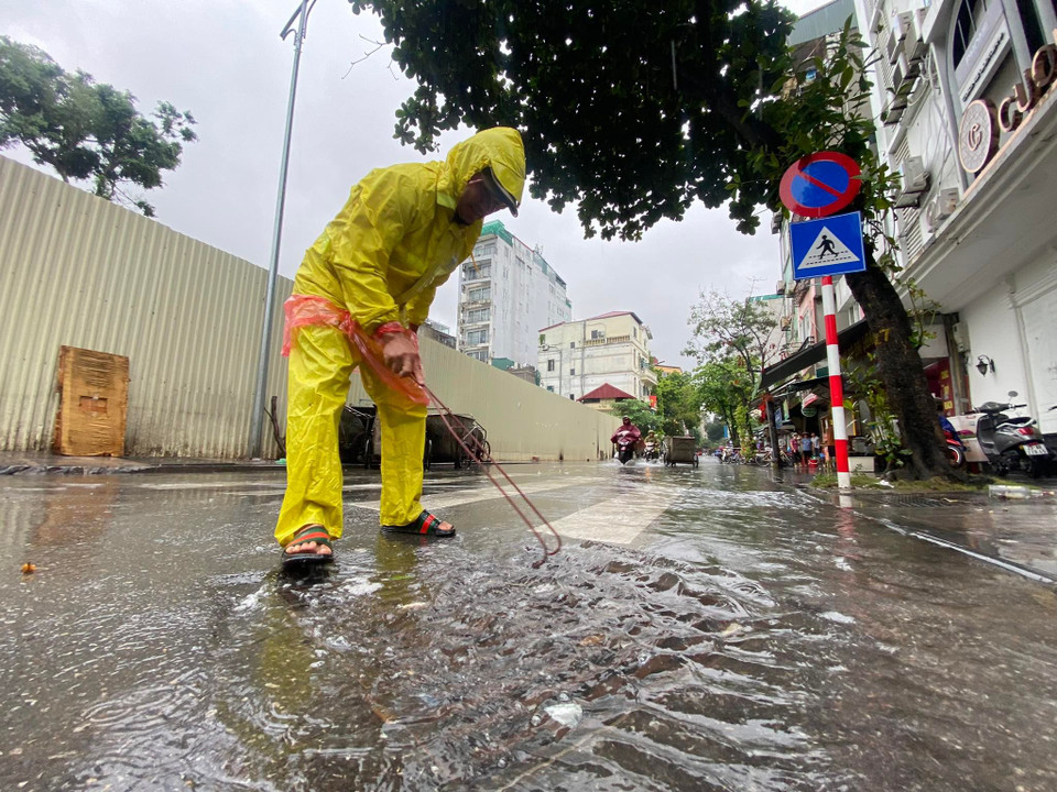 Một cán bộ lực lượng cứu hộ cho biết đơn vị sẽ sẵn sàng ứng phó trong trường hợp nước dâng cao hơn và nhanh hơn trong một vài giờ tới. (Ảnh: PV/Vietnam+) 
