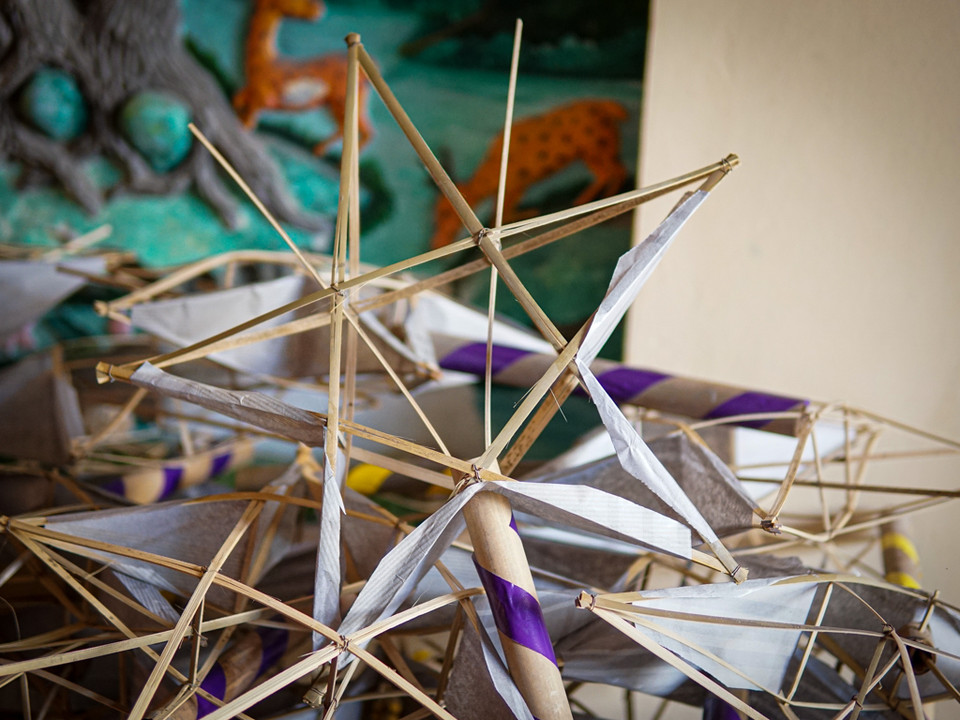 Khác với đồ chơi ngoại nhập, nguyên liệu để làm nên đèn ông sao Trung Thu truyền thống chủ yếu là làm bằng cây nứa và giấy màu. (Ảnh: PV/Vietnam+)