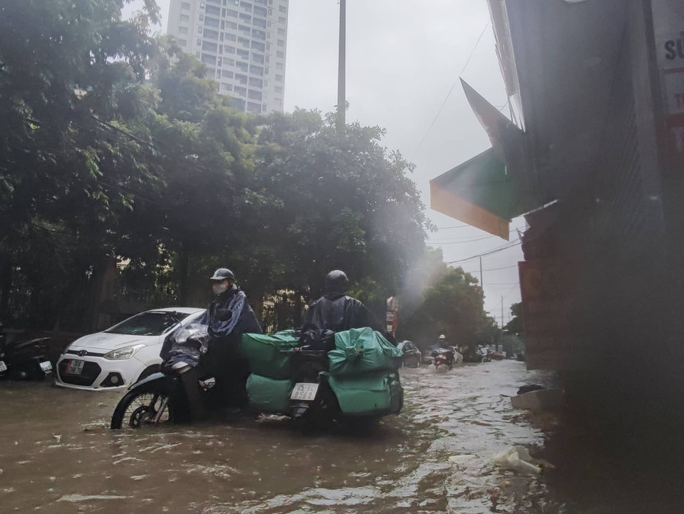 Ngập úng tại phố Tân Triều (quận Thanh Xuân). (Ảnh: PV/Vietnam+) 