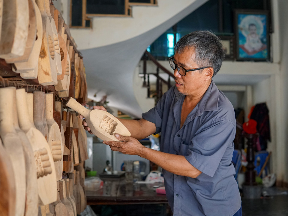 Mỗi dịp Trung thu, ông Bản làm khoảng 200-300 khuôn bánh. Giá khuôn bánh dao động từ 300.000-700.000 đồng, có những chiếc đặc biệt lên đến cả chục triệu đồng. (Ảnh: Minh Hiếu/Vietnam+)