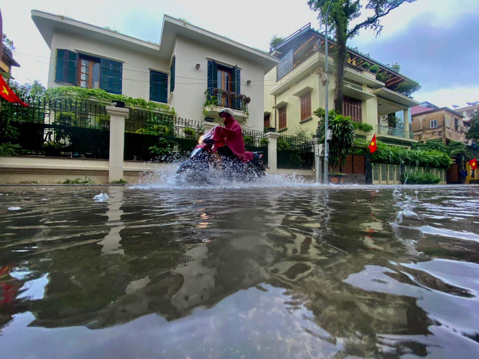 Mưa ngập trên con phố Nguyễn Gia Thiều. (Ảnh: PV/Vietnam+) 