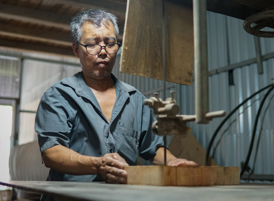 Những họa tiết của khuôn bánh được phác thảo trước khi được người thợ lành nghề này đục đẽo, tạo hoa văn, họa tiết. (Ảnh: Minh Hiếu/Vietnam+)