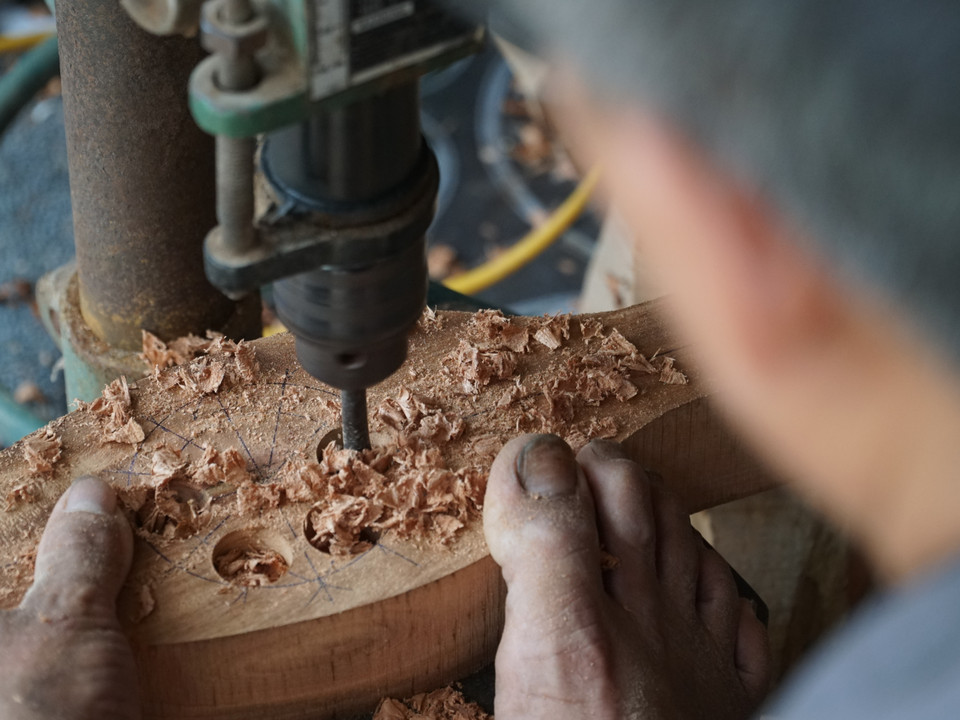 Với các mẫu khuôn thông thường, ông Bản mất khoảng 3 giờ để hoàn thành, trong khi với những mẫu được khách hàng đặt riêng, ông có thể mất hàng tuần đến cả tháng để làm. (Ảnh: Minh Hiếu/Vietnam+)