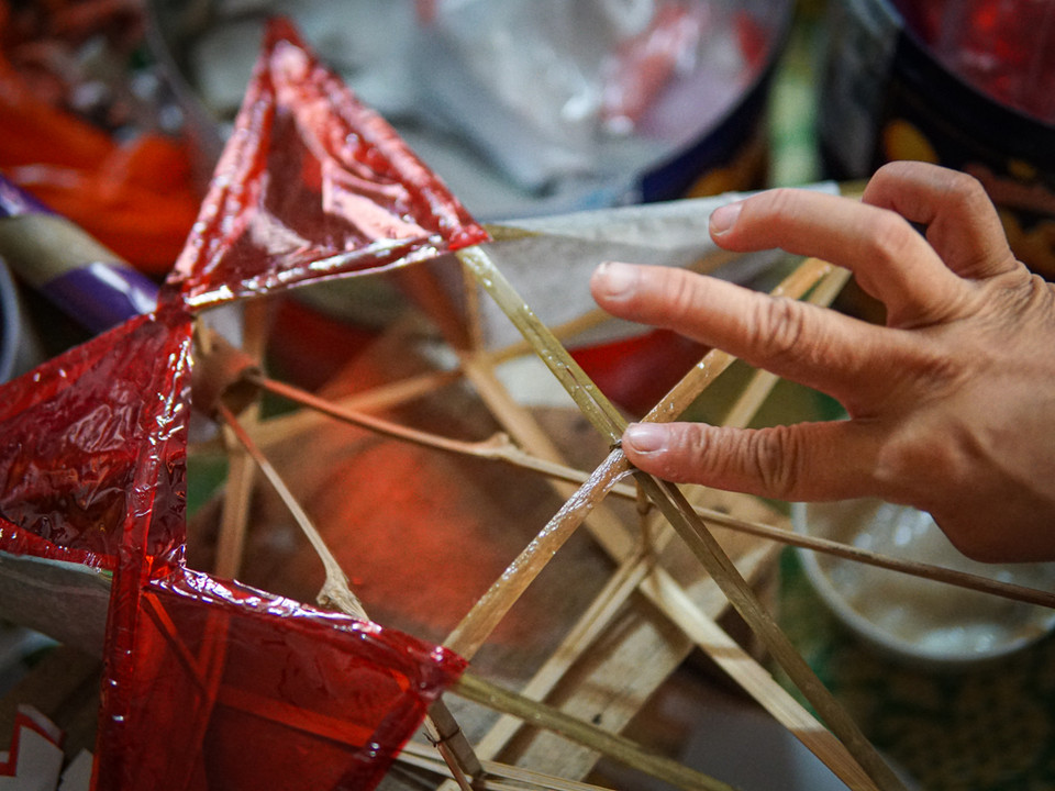 Theo bà, để hoàn thiện được một thành phẩm đồ chơi truyền thống mất rất nhiều công đoạn. Mỗi công đoạn đều yêu cầu người làm sự tỉ mỉ, cẩn thận và đặt cái tâm của mình vào từng sản phẩm. (Ảnh: PV/Vietnam+)