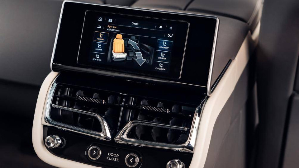 Công nghệ điều chỉnh tư thế tự động thực hiện các điều chỉnh tinh vi ở vị trí ngồi của hành khách cũng như các điểm tiếp xúc giữa cơ thể và ghế ngồi, thông qua những thuật toán được hợp tác phát triển cùng chuyên gia về Trị liệu thần kinh cột sống. (Ảnh nguồn: Bentley)