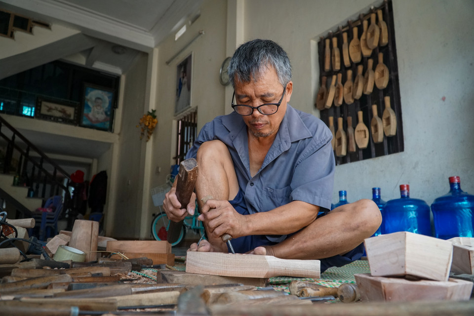 Nằm cách trung tâm Thành phố Hà Nội khoảng hơn 20km về phía nam, thôn Thượng Cung (xã Tiền Phong, Thường Tín, Hà Nội) là nơi nổi tiếng với nghề đục khuôn gỗ bánh Trung Thu. Tuy vậy, tại đây chỉ còn duy nhất một nghệ nhân bám trụ với nghề là ông Trần Văn Bản. (Ảnh: Minh Hiếu/Vietnam+)