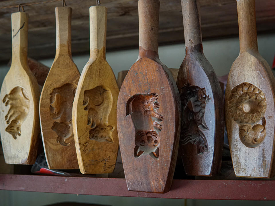 Các mẫu khuôn bánh hình con Giáp. (Ảnh: Minh Hiếu/Vietnam+)